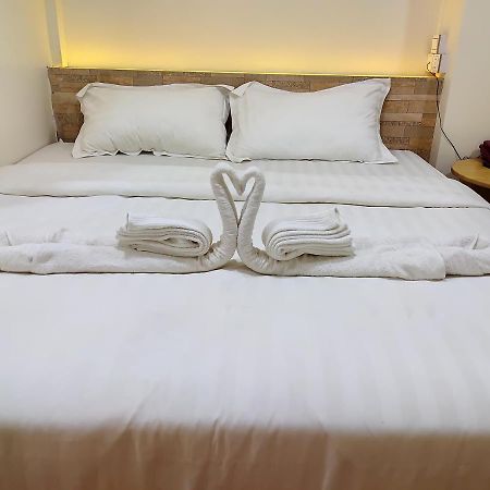 November Hostel Янгон Экстерьер фото