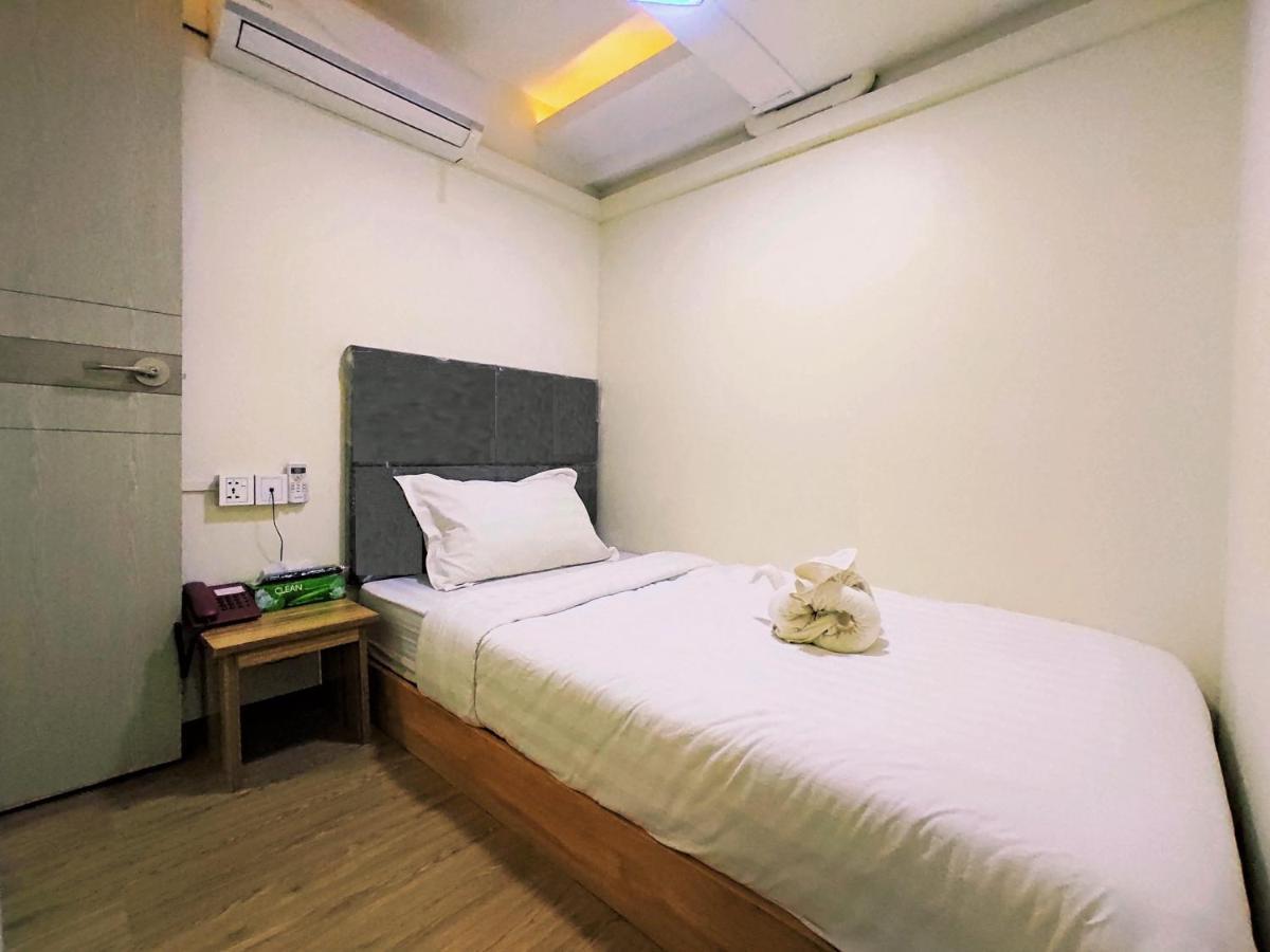 November Hostel Янгон Экстерьер фото