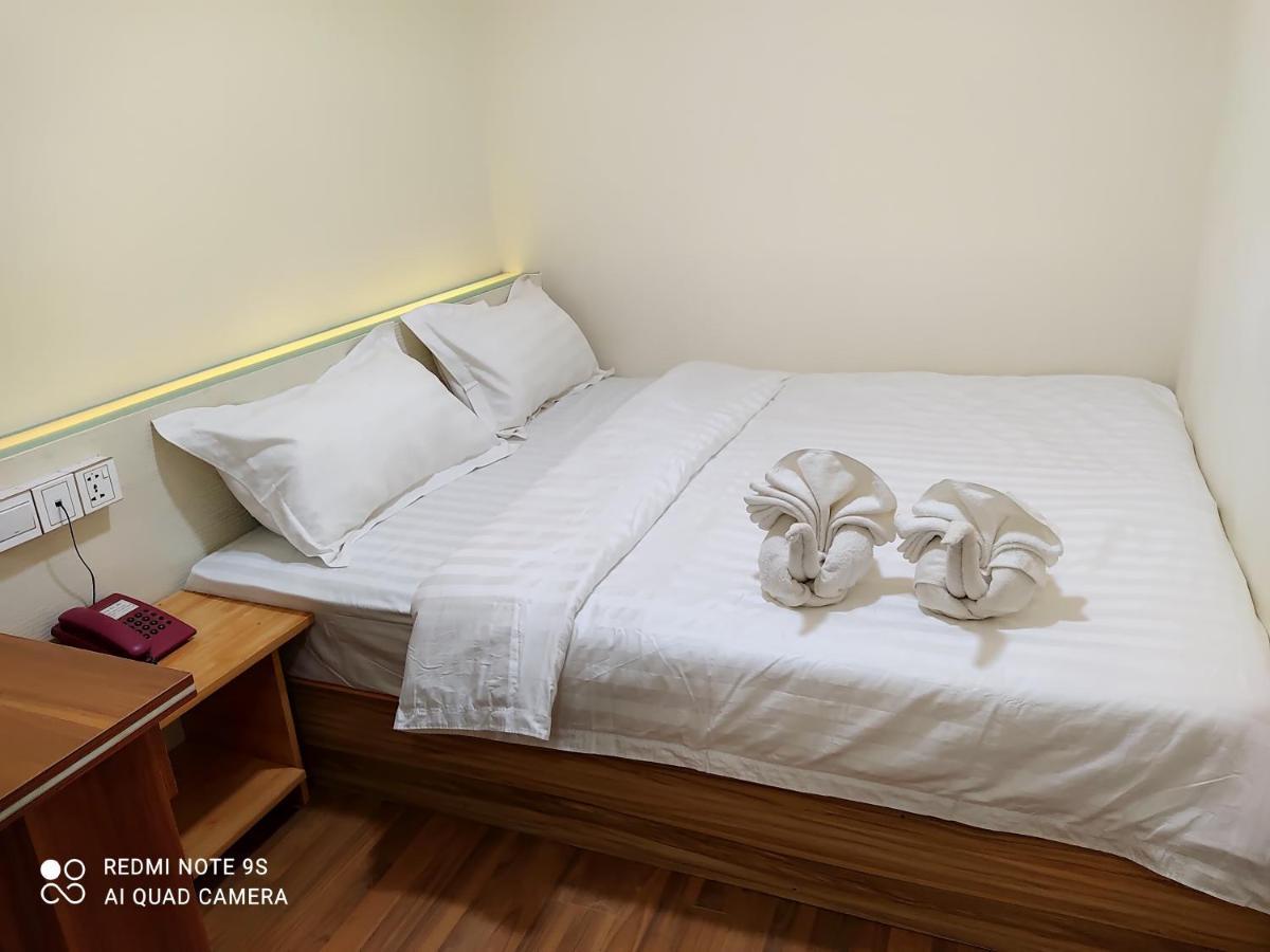 November Hostel Янгон Экстерьер фото