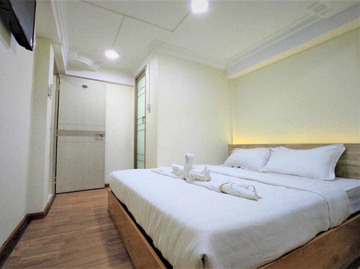 November Hostel Янгон Экстерьер фото