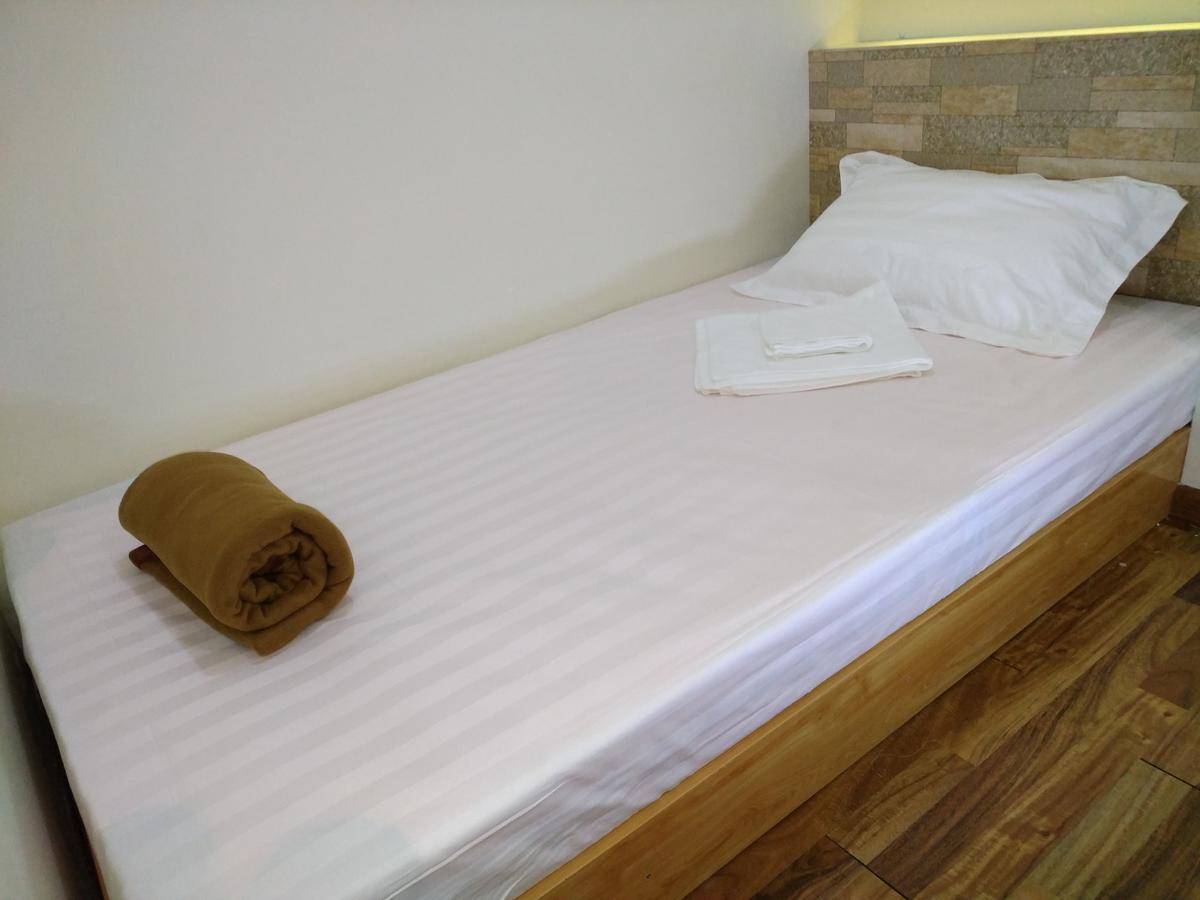 November Hostel Янгон Экстерьер фото